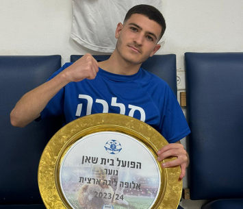 בר מלכה עם צלחת האליפות של קבוצת הנוער (פרטי)