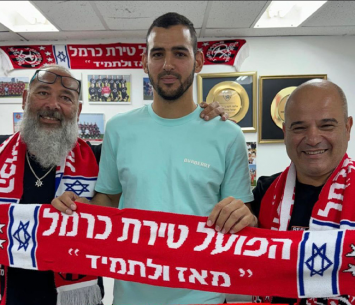 חמאדה ג'אברין במעמד החתימה (פייסבוק)