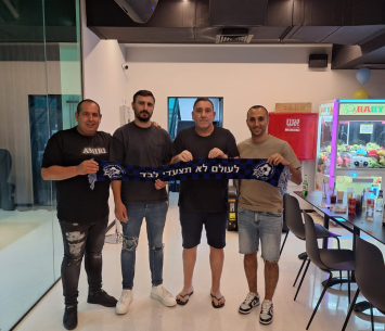 טל במעמד החתימה