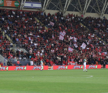 שחקני כפר סבא על רקע הקהל של טירה (דאפר מחאמיד)
