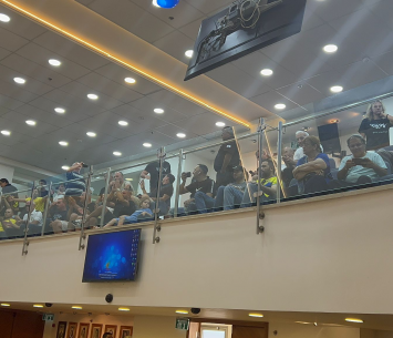 אוהדי עירוני אשדוד ביציע מועצת העיר