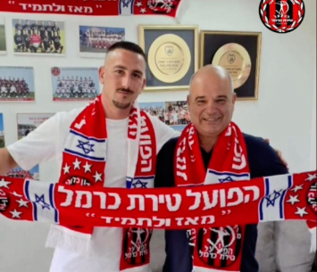 ברונשטיין במעמד החתימה