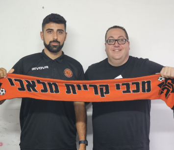 זהבי במעמד החתימה