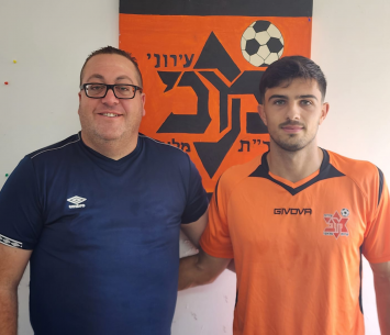 אזוט במעמד החתימה