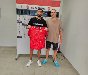 חורי במעמד החתימה