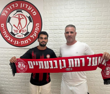 גרינברג במעמד החתימה