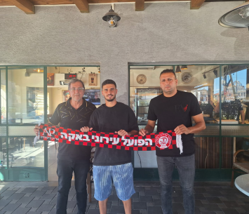 לוי במעמד החתימה 