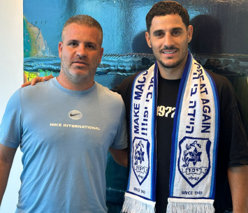 ממן במעמד החתימה 