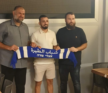 באדיר במעמד החתימה 