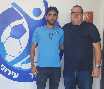 ביטון במעמד החתימה