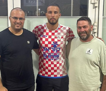 סמאר במעמד החתימה