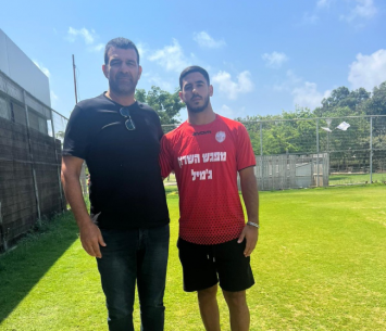 סמרלי חתם במעמד החתימה