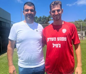 הבלם במעמד החתימה