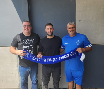 חקאק במעמד החתימה