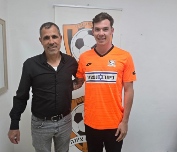 לנדסמן במעמד החתימה (מדיה סקציה נס ציונה)