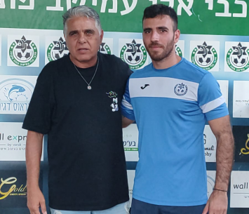 פינטו במעמד החתימה