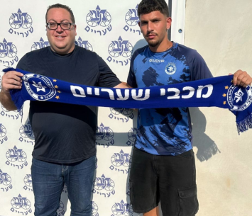 מורלי במעמד החתימה