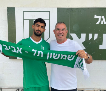 מזרחי במעמד החתימה