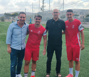 שני האחים במעמד החתימה