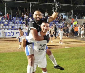 חגיגות הניצחון בכרמיאל. מאדי על הגב (מדיה הפועל עירוני כרמיאל)