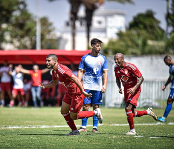 שחקני טירה חוגגים (נזיה סולטאן)