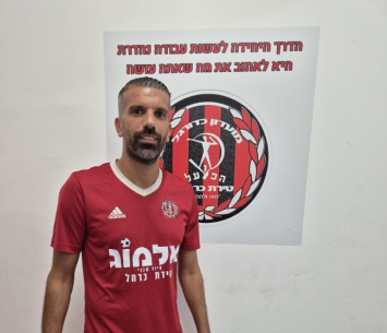 במדים המתאימים. מחמוד עבאס