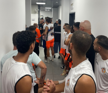 שחקני כפר שלם במרחב המוגן (דף ה-X של שחר הירש)