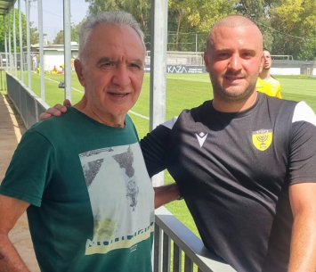 הצטיין. מכלוף לצד אביו 