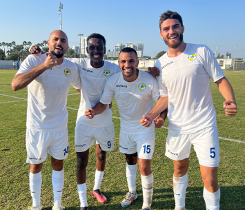 שחקני יבנה חוגגים בסיום