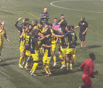 שחקני אשדוד חוגגים ניצחון ענק בדרבי