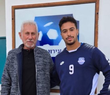 חסון במעמד החתימה (מדיה הפועל עפולה)