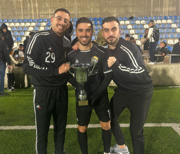 שחקני בית שמש עם הגביע (באדיבות הקבוצה)