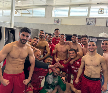 חגיגה בחדר ההלבשה. שחקני הרצליה