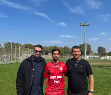 הנסן במעמד החתימה