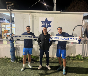 האחים במעמד החתימה