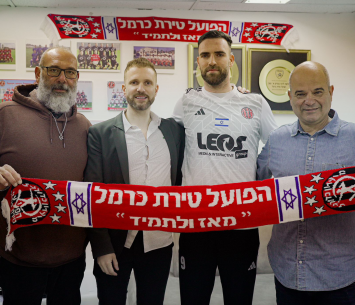 שראל במעמד החתימה