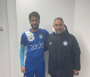 מגוז במעמד החתימה