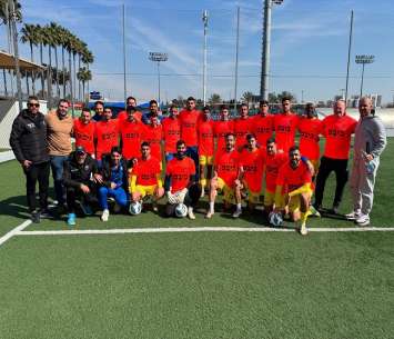 מחווה יפה. שחקני יבנה (עמוד הפייסבוק של מכבי יבנה)