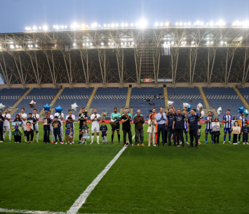 אחים שכולים עולים למגרש עם שחקני הפועל פתח תקווה (הפועל פתח תקווה)