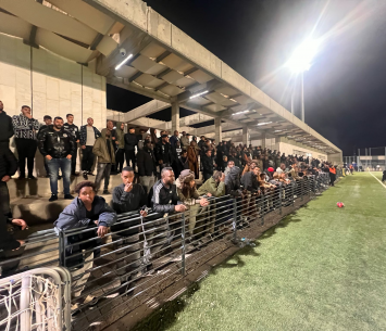 מחכים לדחיפת הקהל. אוהדי שגב שלום