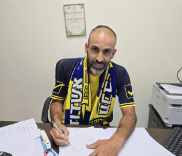 מודע לחשיבות המשחק. משולם