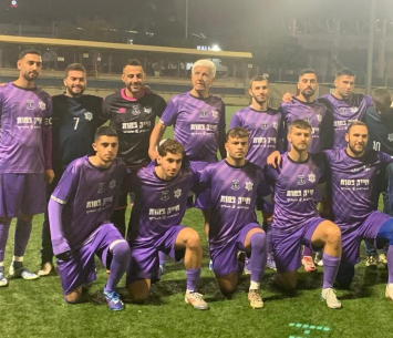 יצחק חייק (עומד במרכז) עם קבוצתו (באדיבות המצולם)