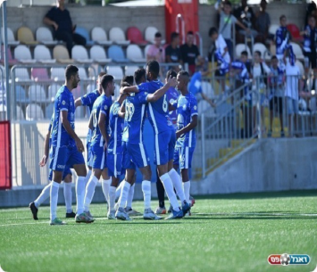 ייהנו מאוהדים ביציעים. שחקני קריית ים