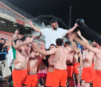 שחקני ערד חוגגים עם המאמן רפי עמוס (אלון יהודיוף)