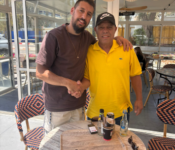 עמוס במעמד החתימה