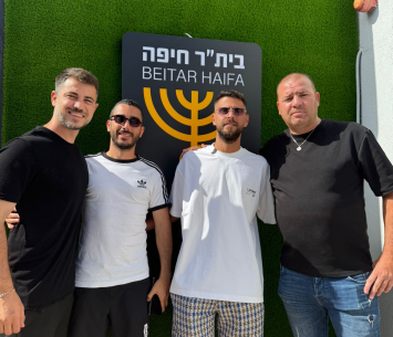 דה כלבו במעמד החתימה