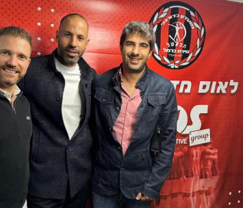 הבעלים החדשים לצד שימי פרץ(באדיבות המועדון)