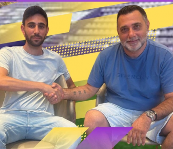 ביטון במעמד החתימה (באדיבות המועדון)