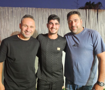 בלסאן במעמד החתימה