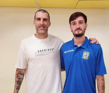 בן בסט במעמד החתימה